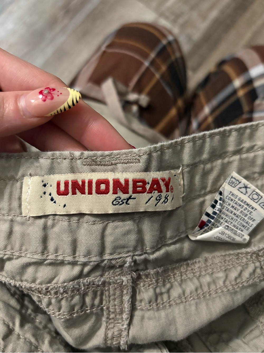 UNIONBAY Cargo Pants in Light Khaki - Picture 3 of 4